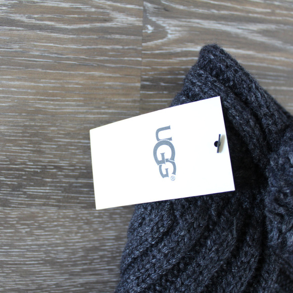 UGG UNISEX BEANIE POM KNIT‎ HAT CHARCOAL